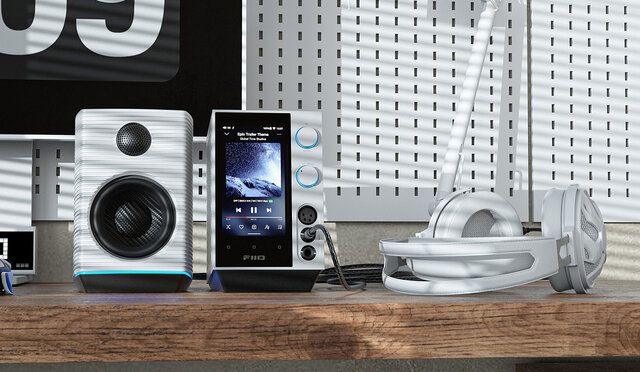 FiiO R7 - настольный аудиоплеер нового поколения и усилитель для наушников с футуристическим внешним видом