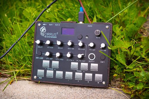 Otem Rellik Cirrus 2 - 12-голосный портативный сенсорный FM-синтезатор