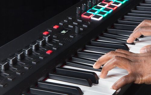 M-Audio Hammer 88 Pro - это полноразмерная MIDI-клавиатура, которая понравится пианистам и продюсерам