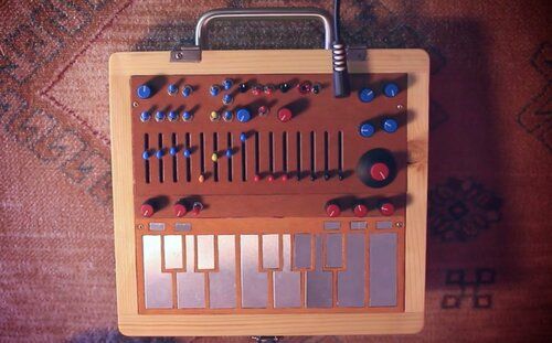 Peeps Music Box - это цифровой синтезатор ручной работы с батарейным питанием