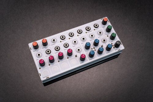 Modern Sounds Pluto - мини-полумодульный синтезатор на батарейках