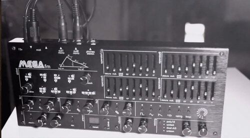 Twisted Electrons представила MEGAfm, новый настольный двойной синтезатор FM на базе YM2612